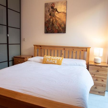 Two-Bedroom Luxury Apartment With Workspace, Free Secure Parking & Coffee Birmingham Esterno foto