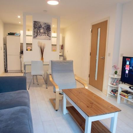 Two-Bedroom Luxury Apartment With Workspace, Free Secure Parking & Coffee Birmingham Esterno foto