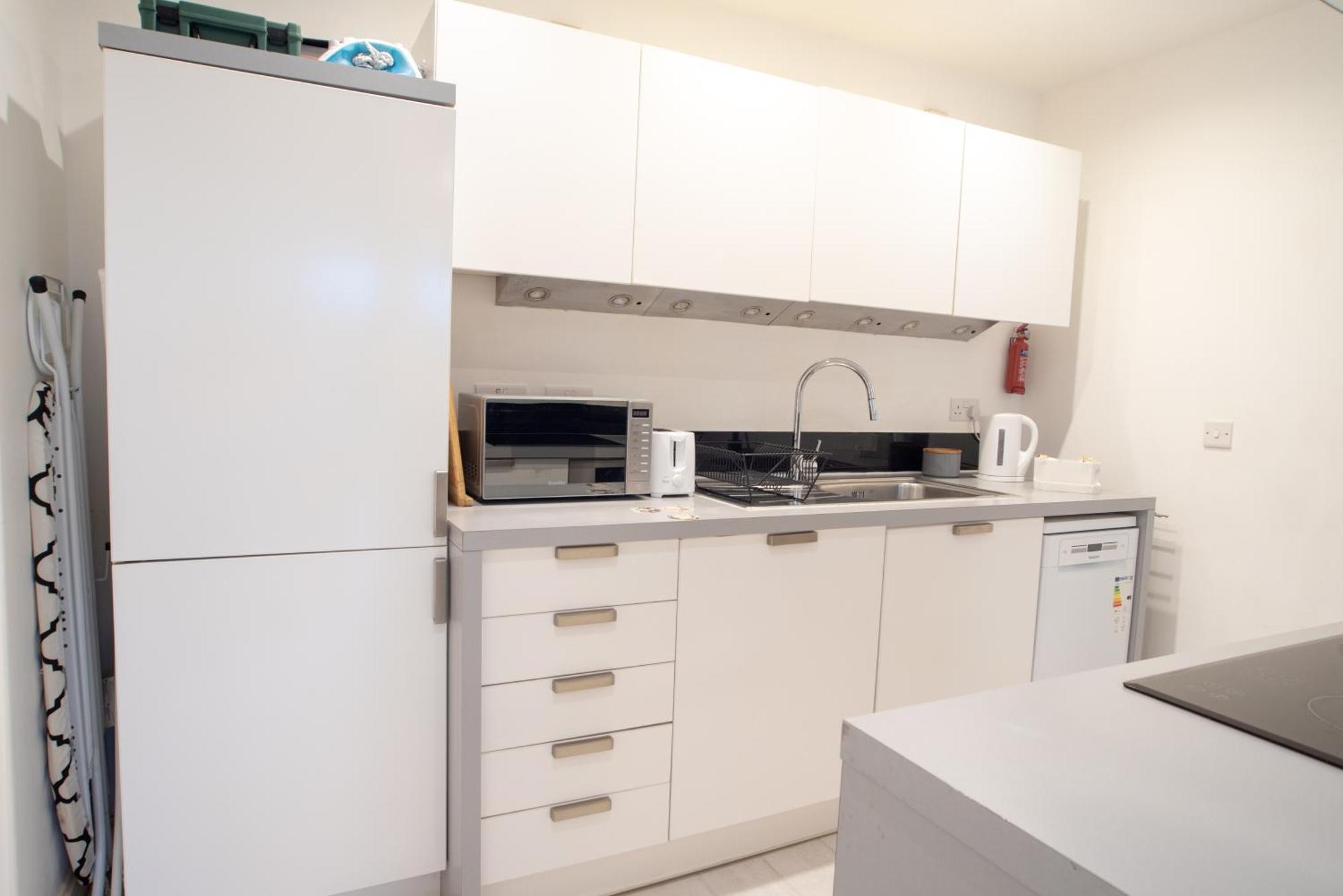 Two-Bedroom Luxury Apartment With Workspace, Free Secure Parking & Coffee Birmingham Esterno foto