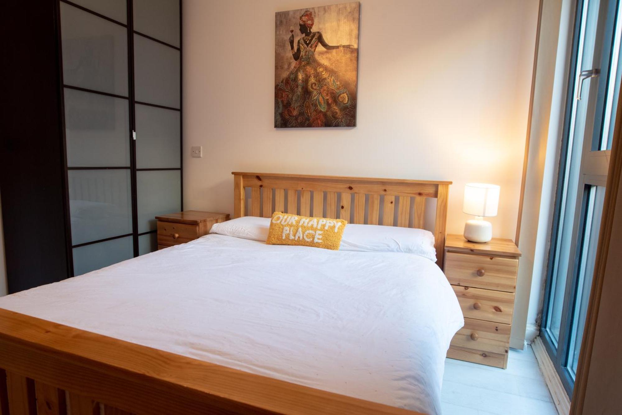 Two-Bedroom Luxury Apartment With Workspace, Free Secure Parking & Coffee Birmingham Esterno foto
