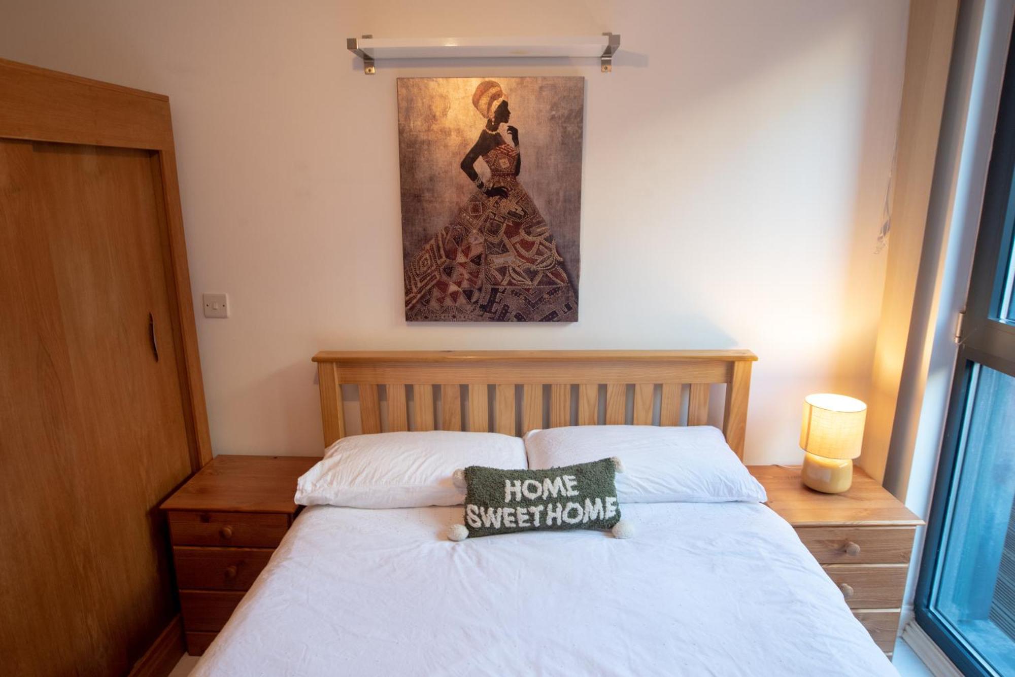 Two-Bedroom Luxury Apartment With Workspace, Free Secure Parking & Coffee Birmingham Esterno foto