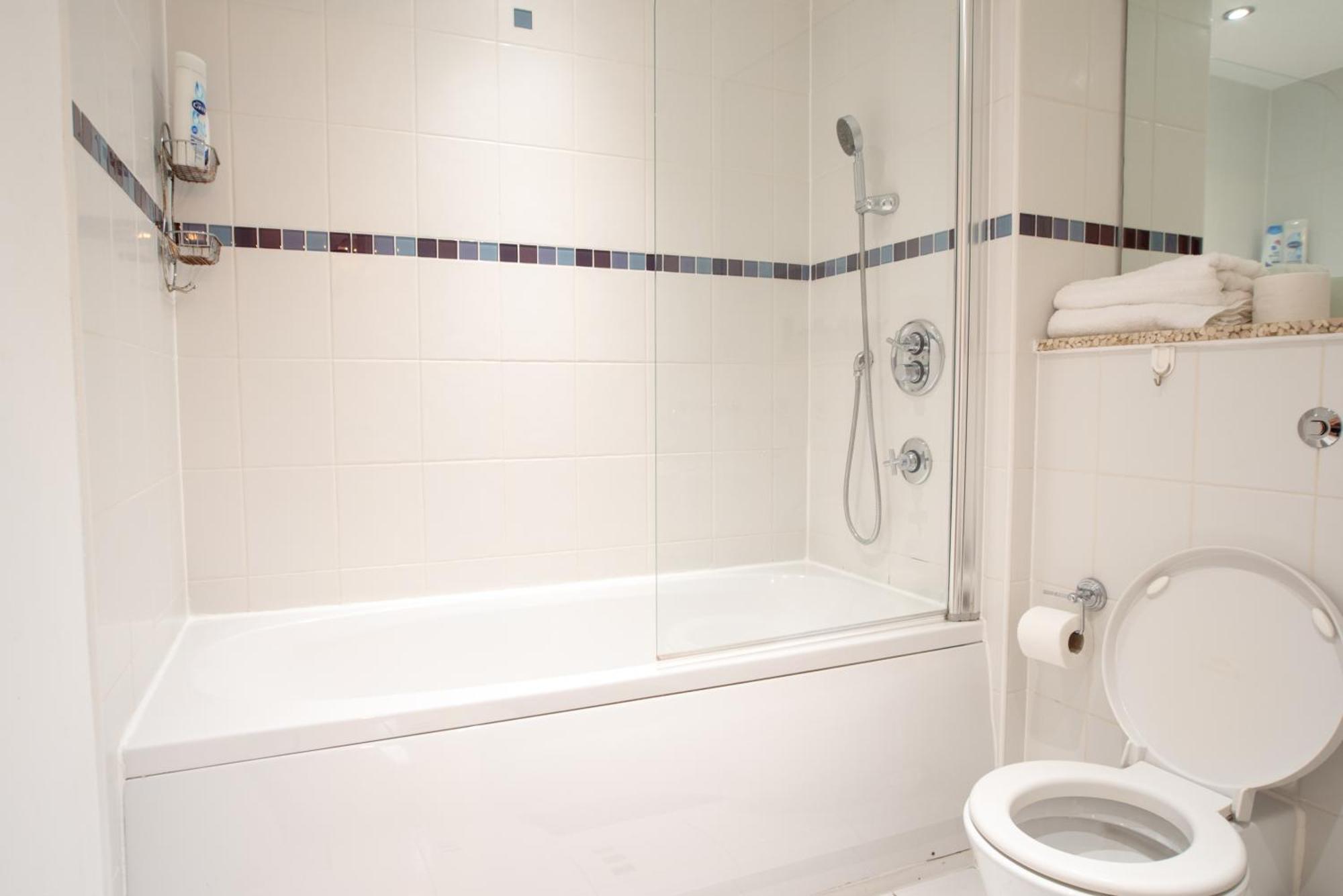 Two-Bedroom Luxury Apartment With Workspace, Free Secure Parking & Coffee Birmingham Esterno foto