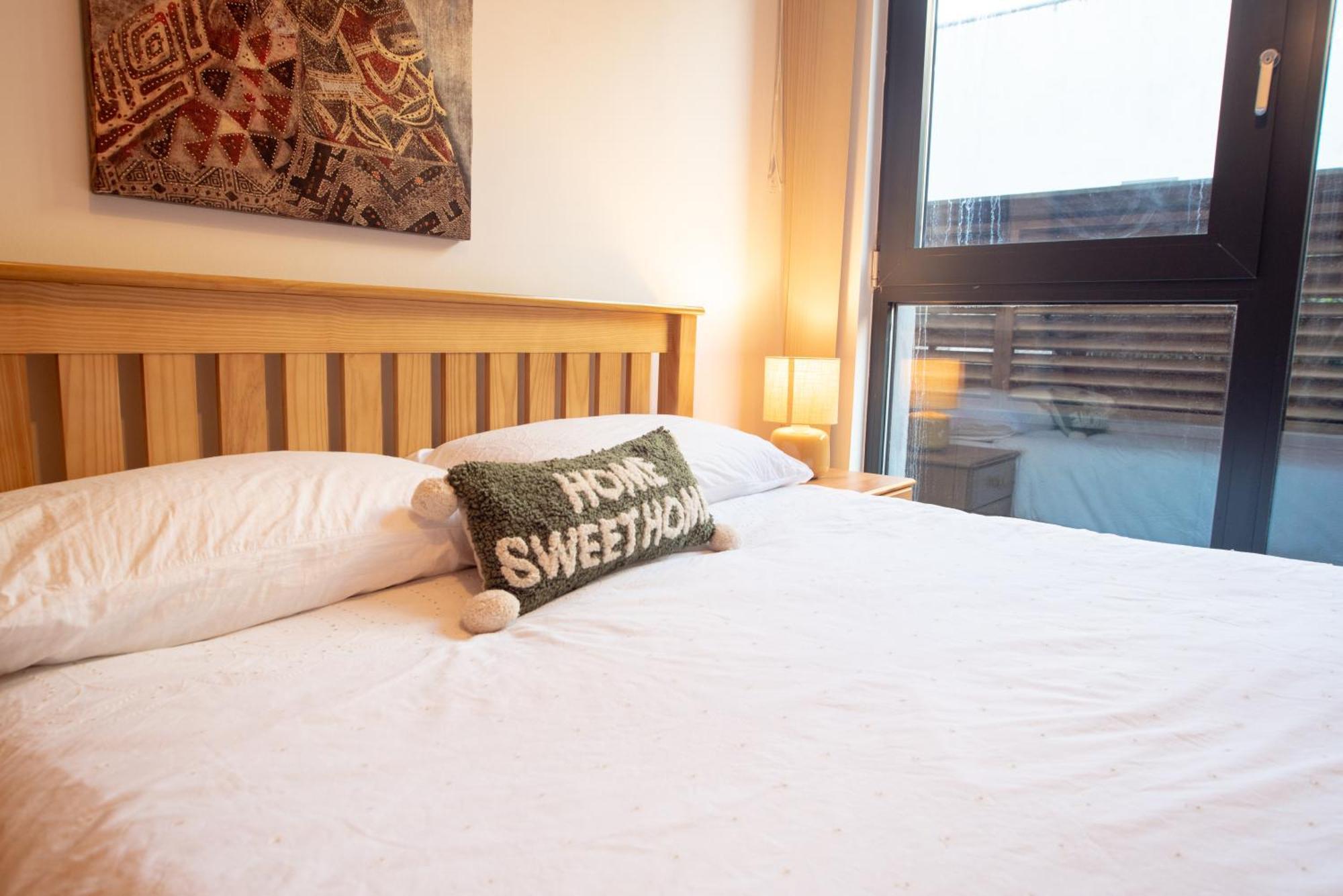 Two-Bedroom Luxury Apartment With Workspace, Free Secure Parking & Coffee Birmingham Esterno foto