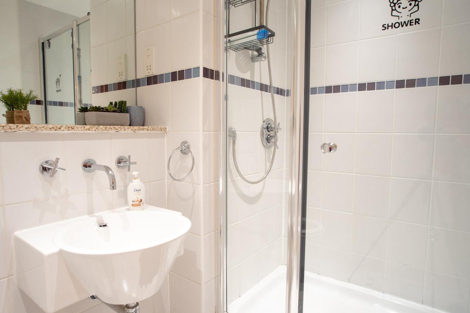 Two-Bedroom Luxury Apartment With Workspace, Free Secure Parking & Coffee Birmingham Esterno foto