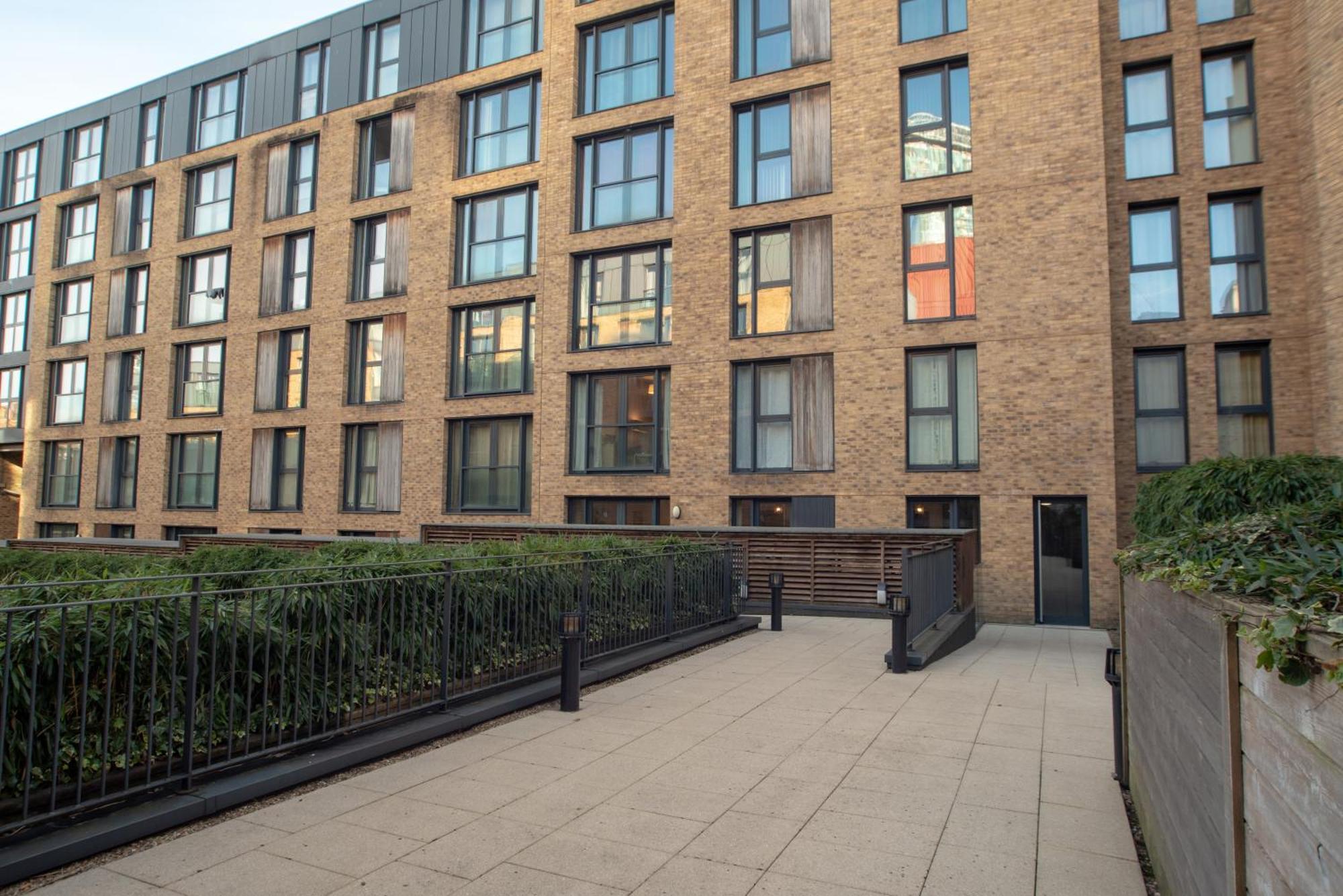 Two-Bedroom Luxury Apartment With Workspace, Free Secure Parking & Coffee Birmingham Esterno foto