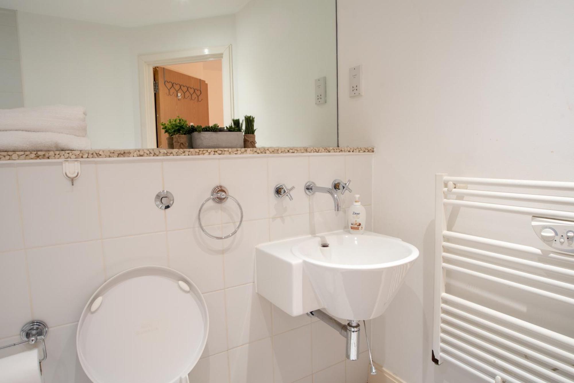 Two-Bedroom Luxury Apartment With Workspace, Free Secure Parking & Coffee Birmingham Esterno foto
