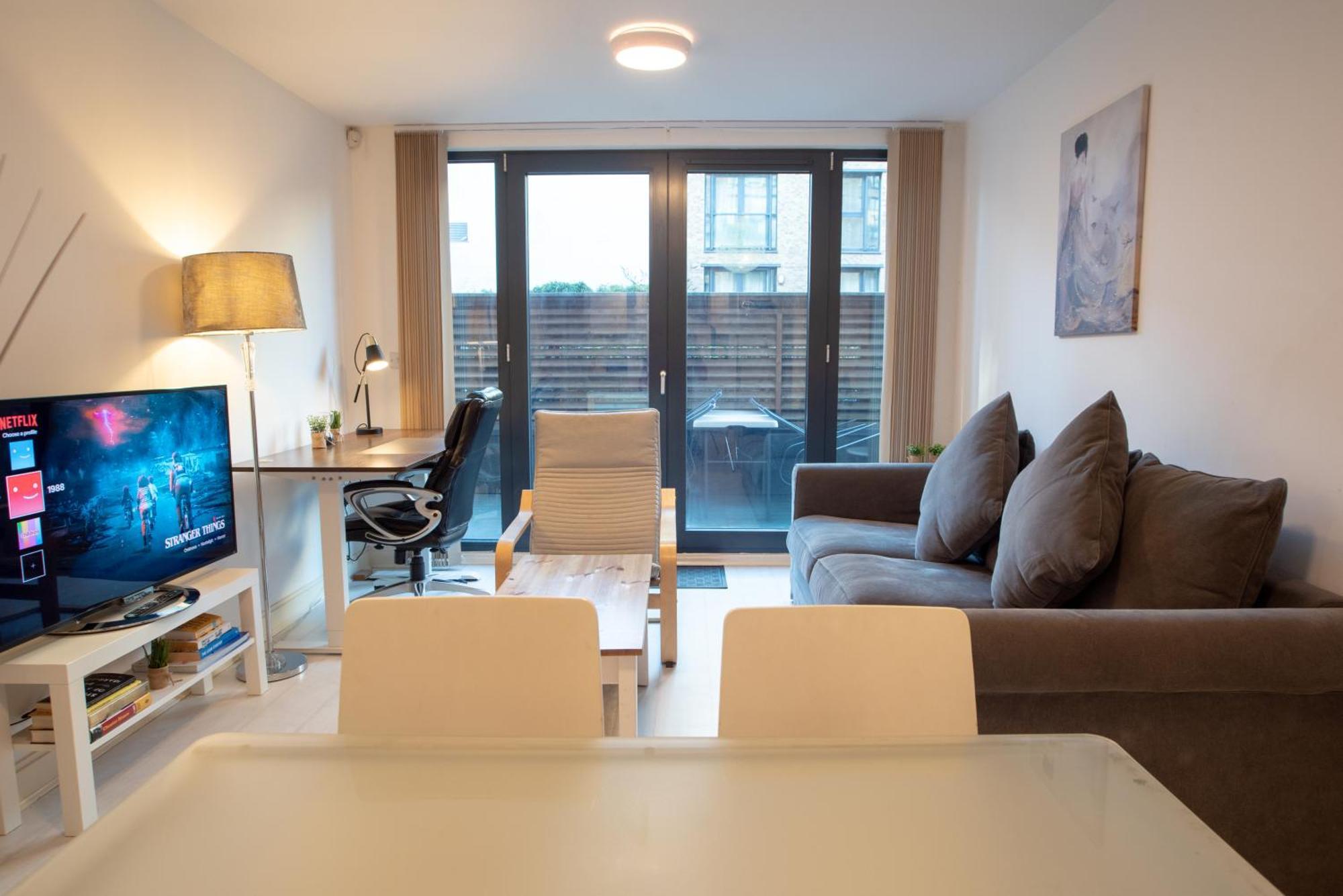 Two-Bedroom Luxury Apartment With Workspace, Free Secure Parking & Coffee Birmingham Esterno foto