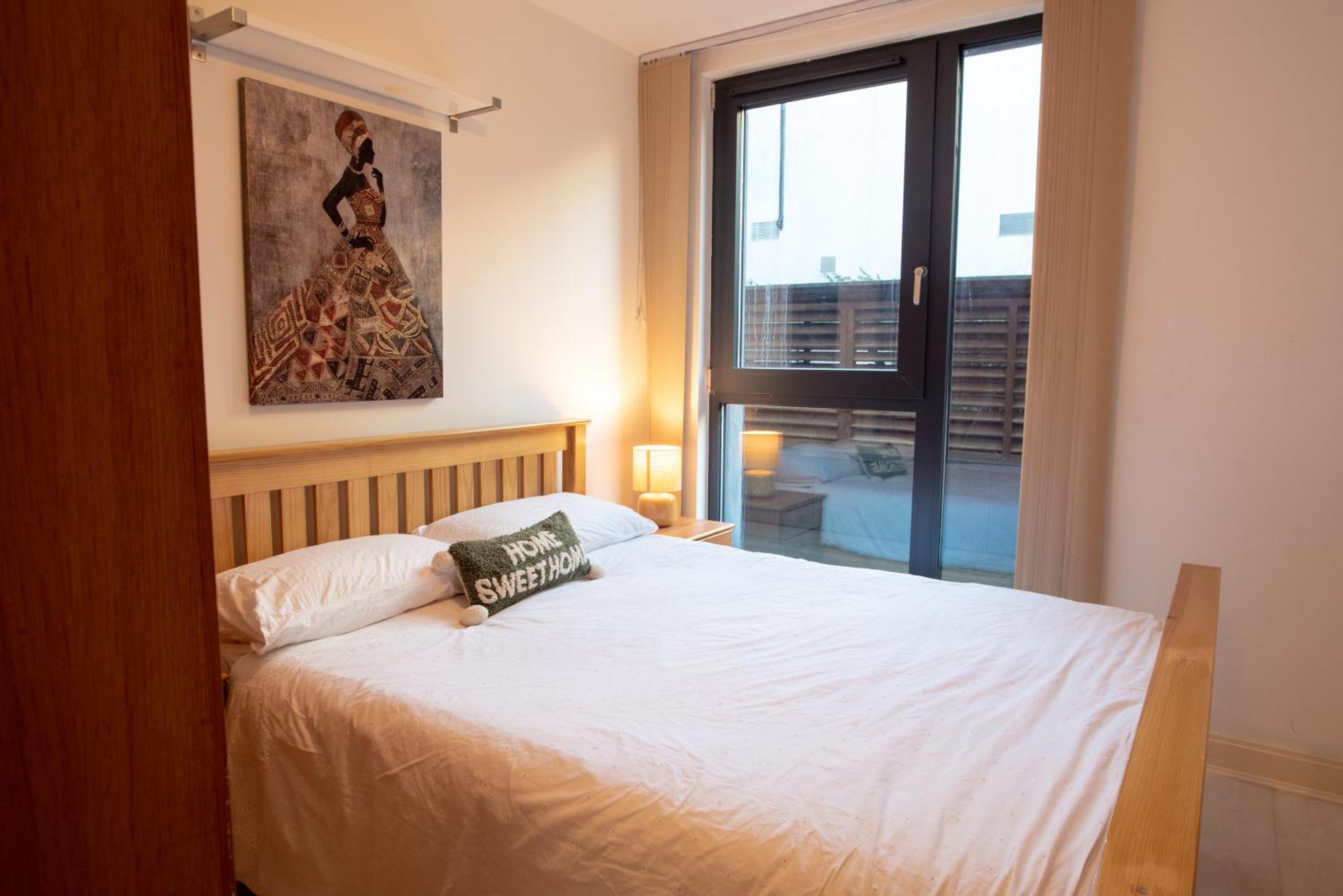 Two-Bedroom Luxury Apartment With Workspace, Free Secure Parking & Coffee Birmingham Esterno foto