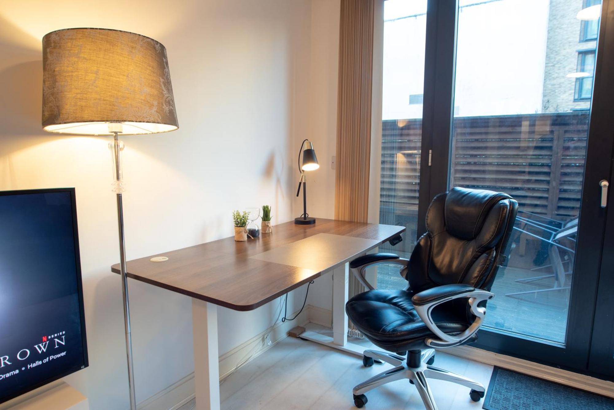 Two-Bedroom Luxury Apartment With Workspace, Free Secure Parking & Coffee Birmingham Esterno foto