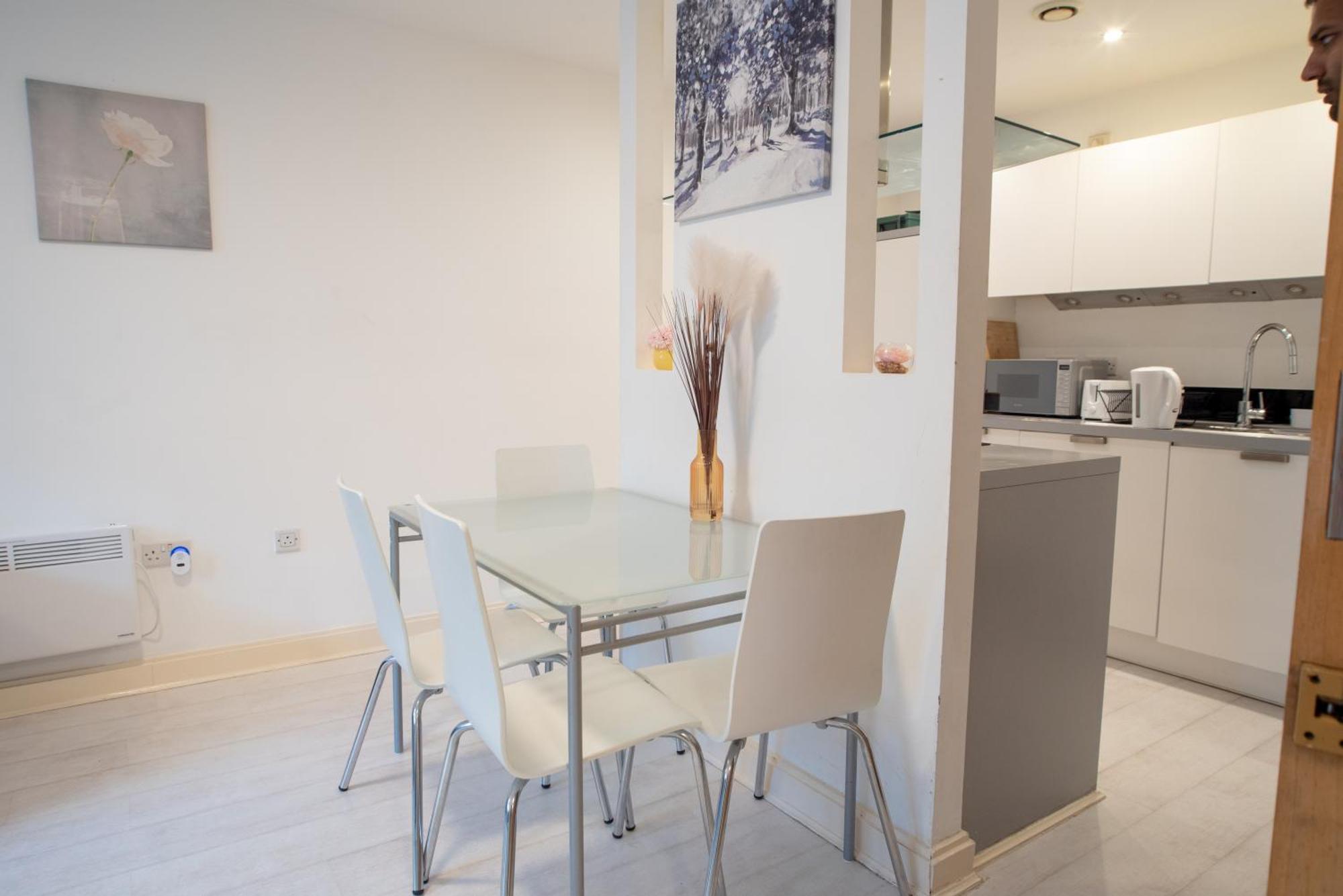 Two-Bedroom Luxury Apartment With Workspace, Free Secure Parking & Coffee Birmingham Esterno foto