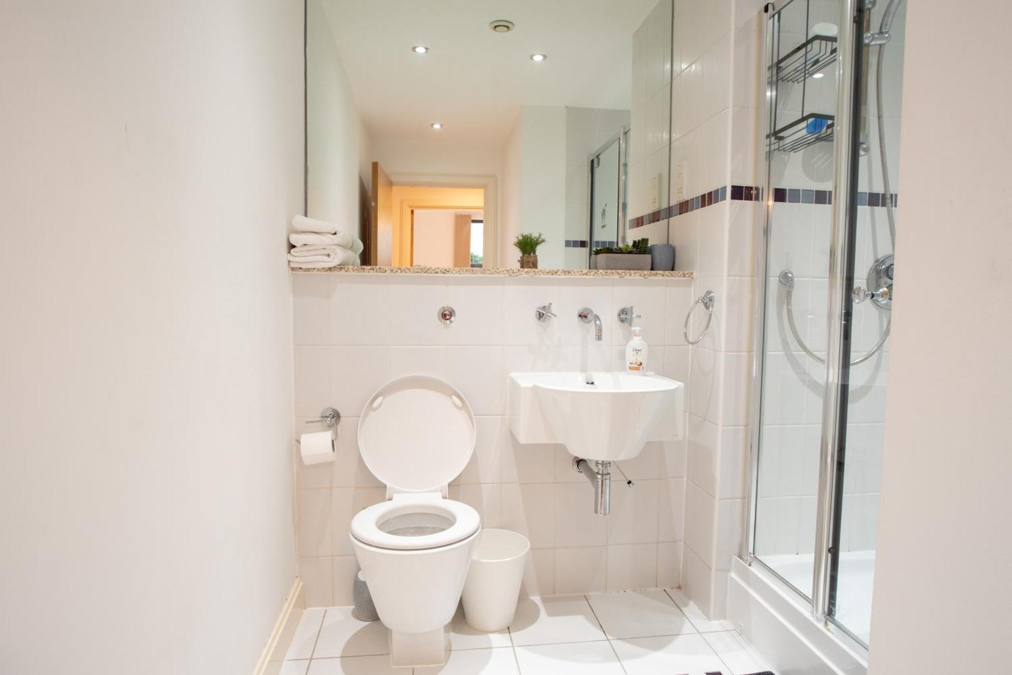Two-Bedroom Luxury Apartment With Workspace, Free Secure Parking & Coffee Birmingham Esterno foto