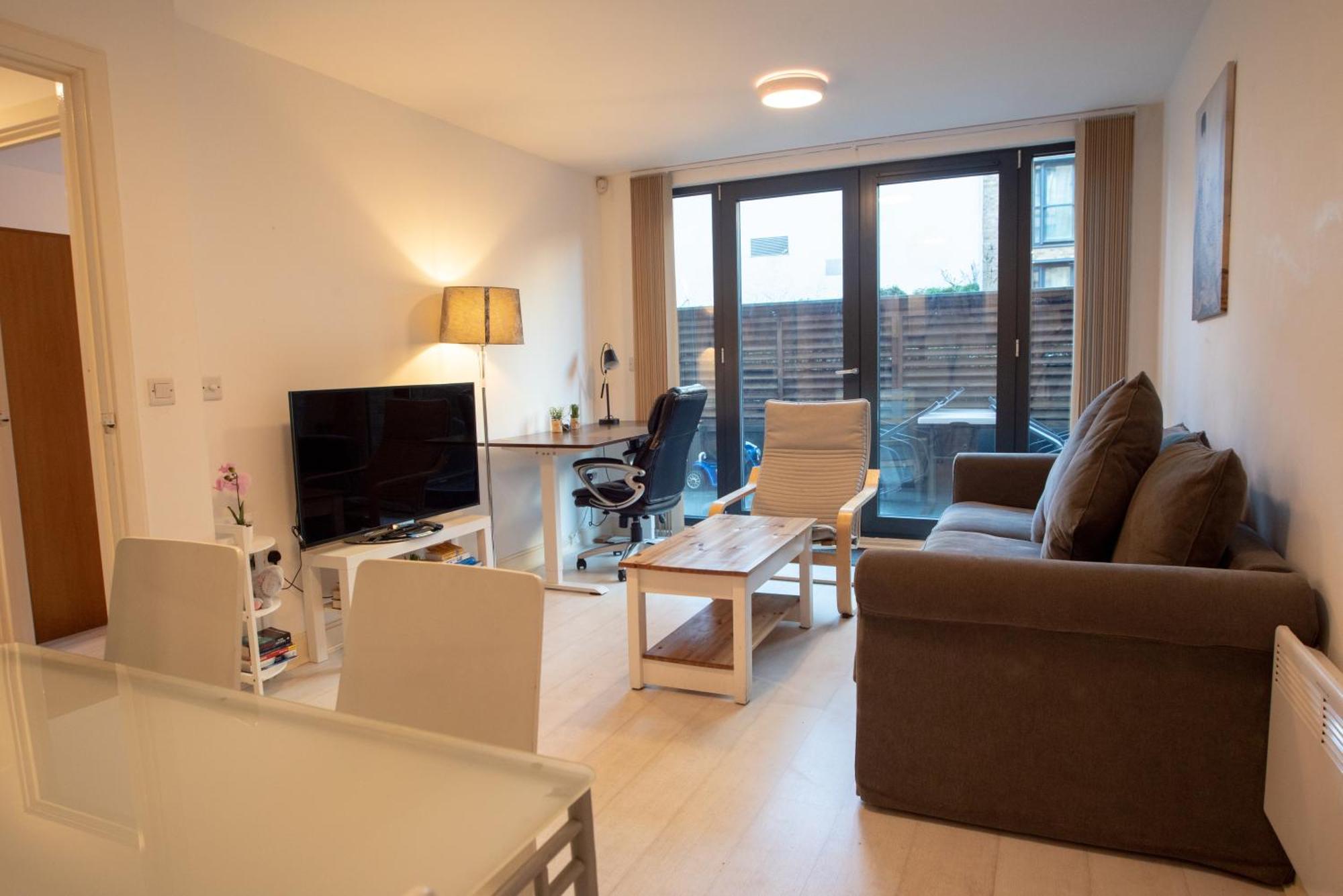 Two-Bedroom Luxury Apartment With Workspace, Free Secure Parking & Coffee Birmingham Esterno foto