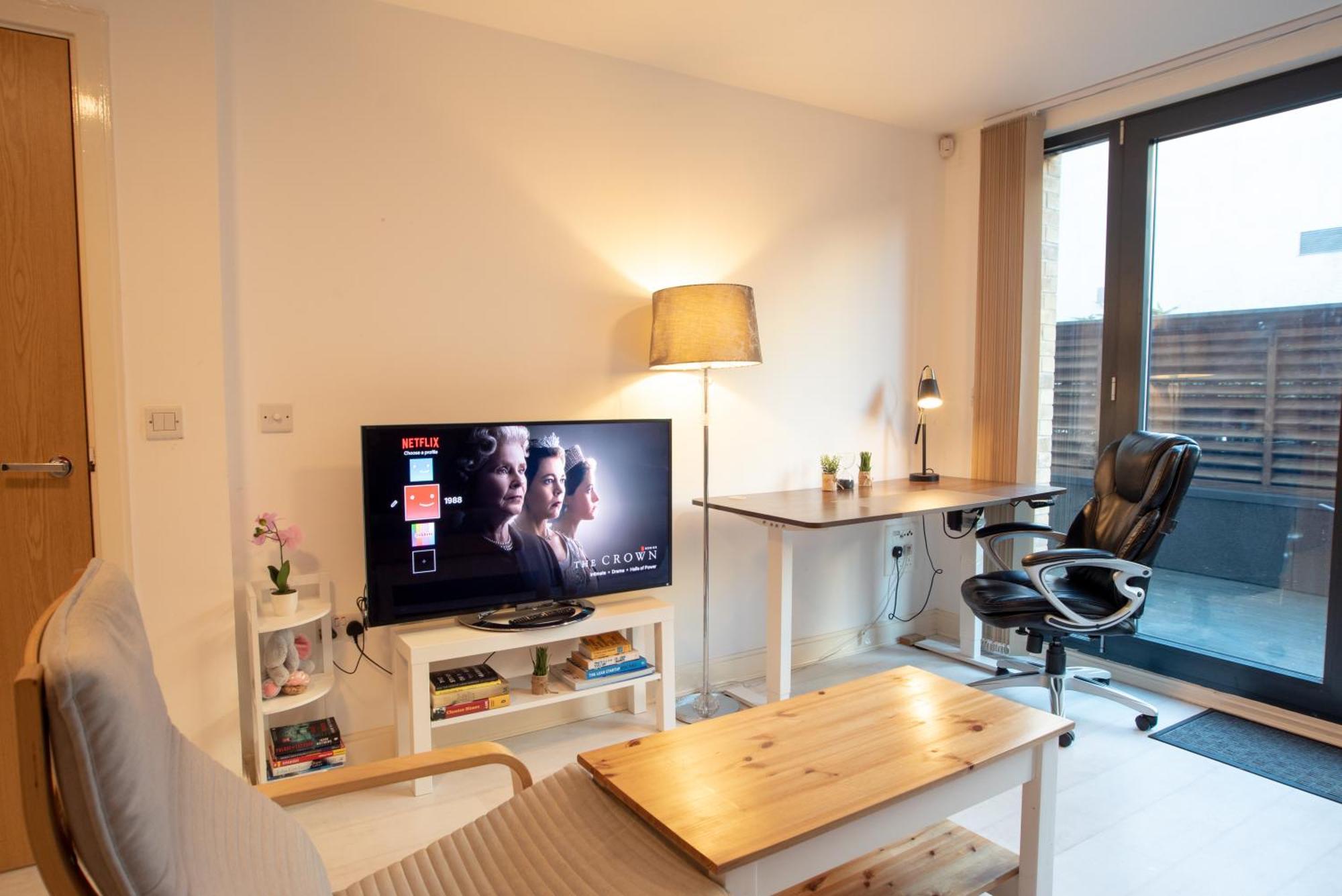 Two-Bedroom Luxury Apartment With Workspace, Free Secure Parking & Coffee Birmingham Esterno foto