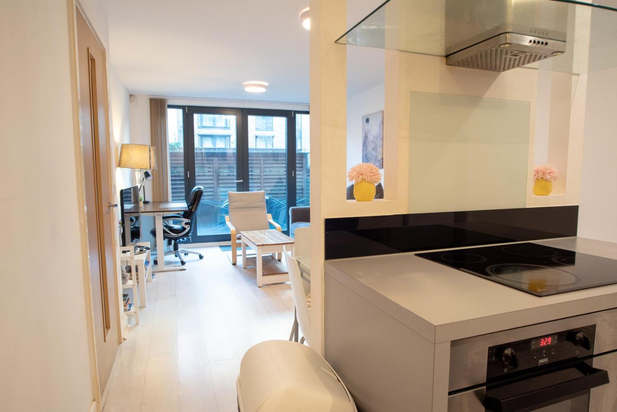 Two-Bedroom Luxury Apartment With Workspace, Free Secure Parking & Coffee Birmingham Esterno foto