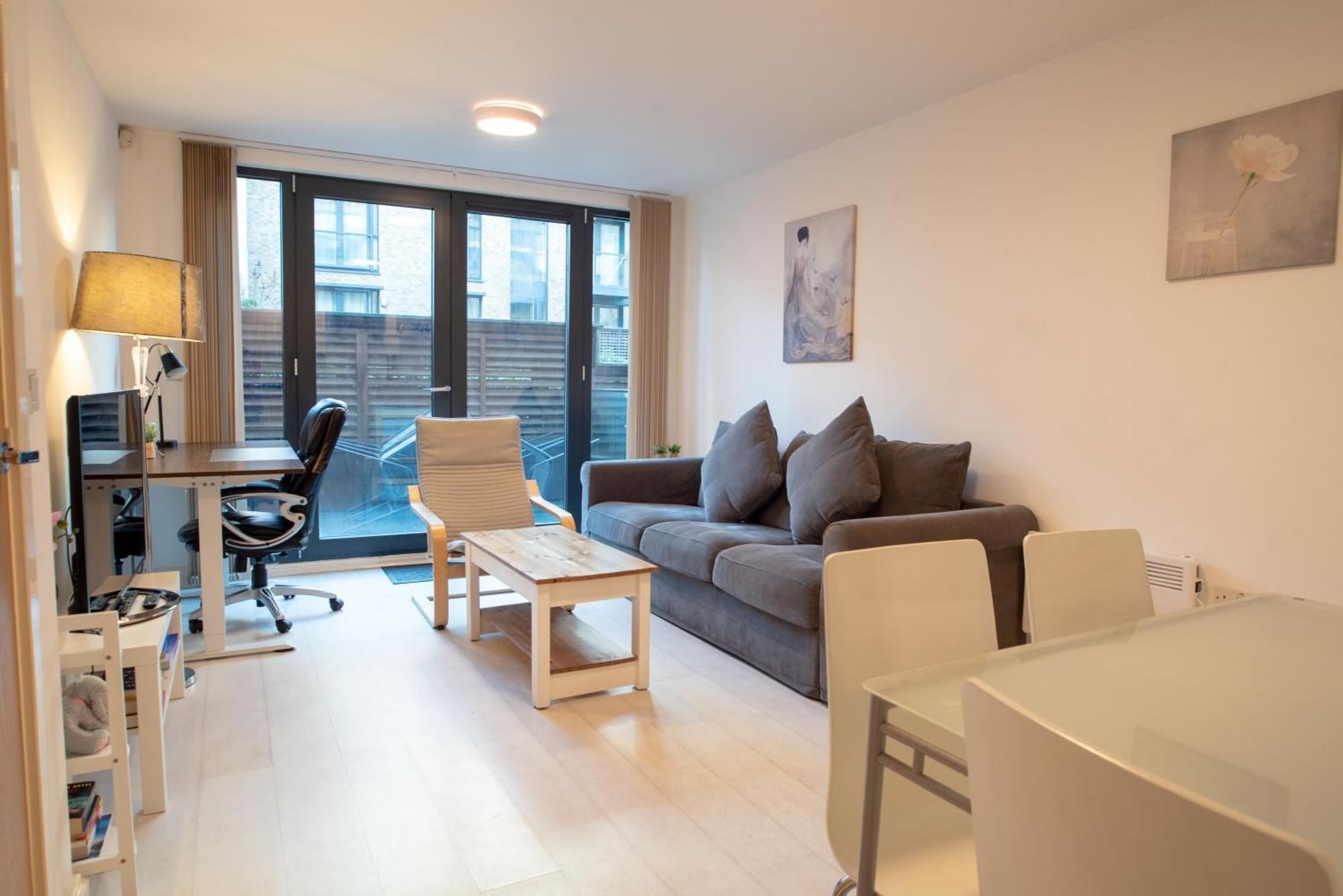Two-Bedroom Luxury Apartment With Workspace, Free Secure Parking & Coffee Birmingham Esterno foto