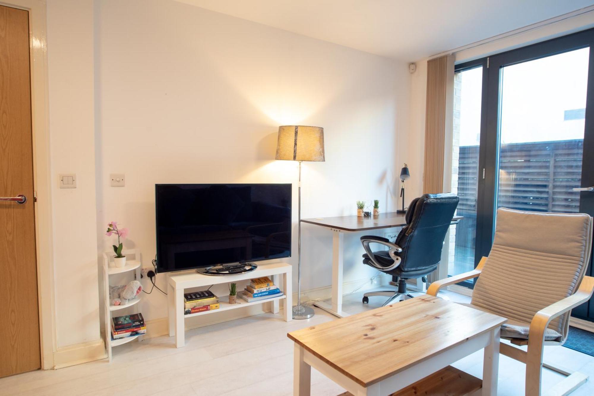 Two-Bedroom Luxury Apartment With Workspace, Free Secure Parking & Coffee Birmingham Esterno foto