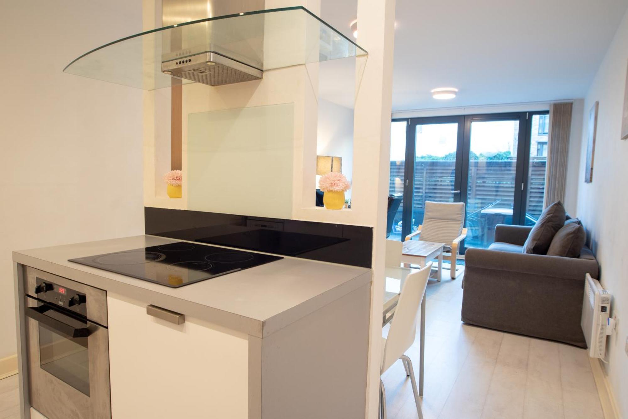 Two-Bedroom Luxury Apartment With Workspace, Free Secure Parking & Coffee Birmingham Esterno foto